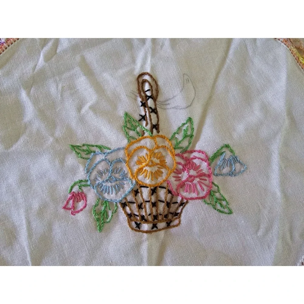 Vintage Linen Doilies Set of‎ 4 White Ivory Embroidered Cottage Round Tabletop